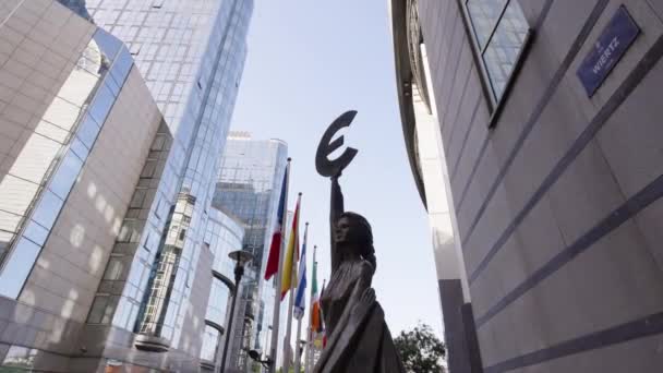 Σύμβολο Του Ευρώ Στον Ουρανό Στο Κτίριο Του Ευρωπαϊκού Κοινοβουλίου — Αρχείο Βίντεο