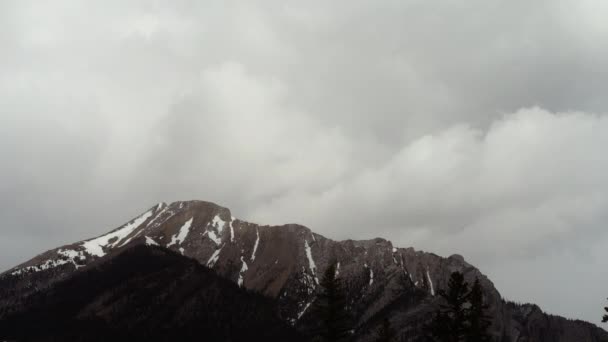 Tiempo Lapso Nubes Que Mueven Sobre Pico Montaña — Vídeo de stock