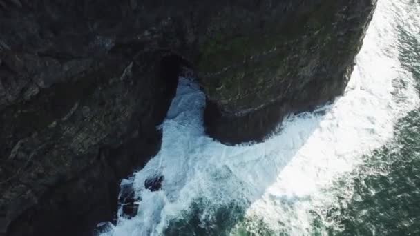 Nach Unten Geneigt Atlantik Neben Den Klippen Von Moher Brechen — Stockvideo