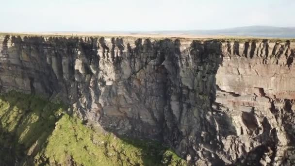Tilt Cliffs Moher Huge Vertical Fall Rocks Moss Foam Waves — Vídeo de Stock