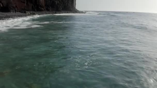 Inclinación Aérea Hacia Atrás Revelan Costa Madeira Con Una Cascada — Vídeo de stock