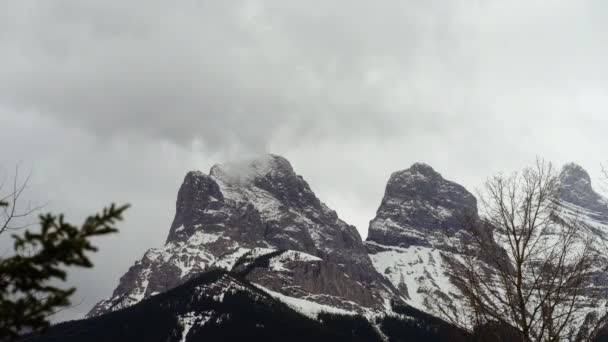 Time Lapse Clouds Moving Slowly Mountain Peak — Stok video