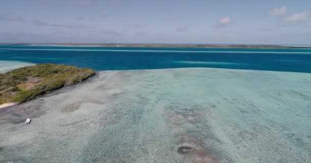 委内瑞拉洛斯罗克的绿松石水湿地东礁 空中俯瞰盘右 — 图库视频影像