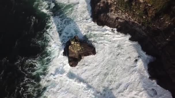 Batu Sebelah Tebing Moher Laut Atlantik Gelombang Besar Menciptakan Busa — Stok Video