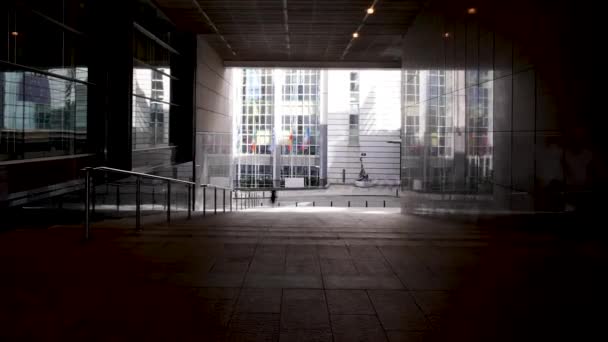 Sílhuetas Pessoas Túnel Corredor Parlamento Europeu Bruxelas Bélgica Timelapse Zoom — Vídeo de Stock