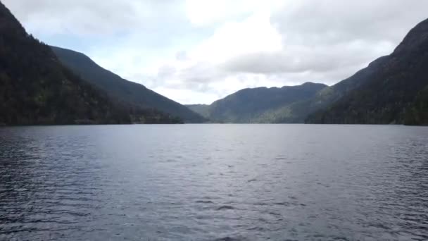 Video Drone Basso Volo Lago Tra Due Montagne Una Giornata — Video Stock