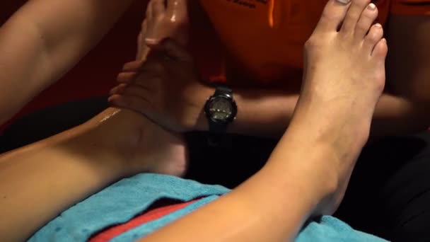 Reflexologist Applying Pressure Legs Hands — Stockvideo