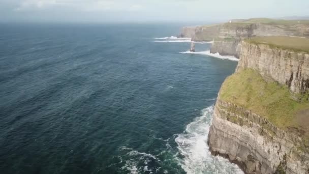 Panning Shot Útes Moher Irsku Vlny Přistávají Břehu Obloha Drone — Stock video