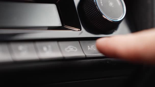 手指激活空调系统的闭锁细节 黑色按钮 — 图库视频影像