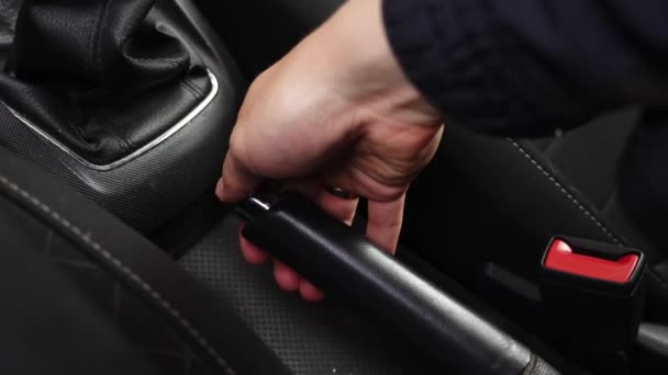 Parkoló Jármű Kéz Lassan Húzza Kézifék Megáll Autó Közelről — Stock videók