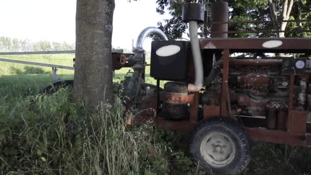 Maschinen Für Bewässerungspumpen Pumpwerk Das Wasser Aus Einem Bewässerungskanal Pumpt — Stockvideo