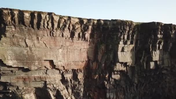 Panning Shot Cliffs Moher Ocean View Point Rocks Fall Vertical — Vídeos de Stock