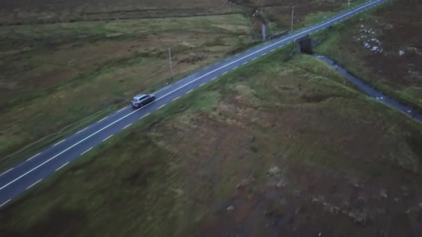 Drone Shot Road Ireland Two Cars Cross Countryside — ストック動画