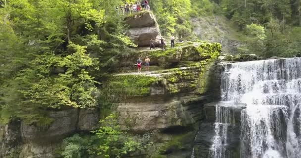 瑞士诺伊克特的双鱼河 森林和岩石中的瀑布 无人机航空视图 — 图库视频影像