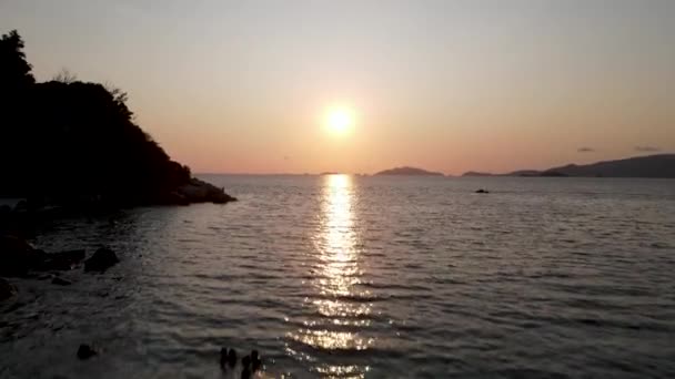 Lucht Vliegen Silhouet Van Mensen Zwemmen Van Koh Lipe Beach — Stockvideo