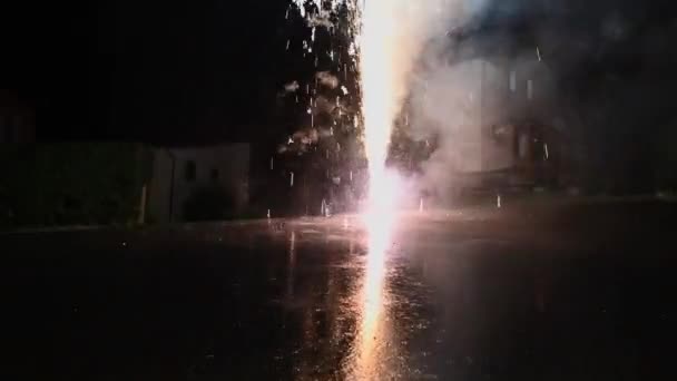 Fuegos Artificiales Brillan Cielo Junto Una Carretera Durante Una Celebración — Vídeos de Stock