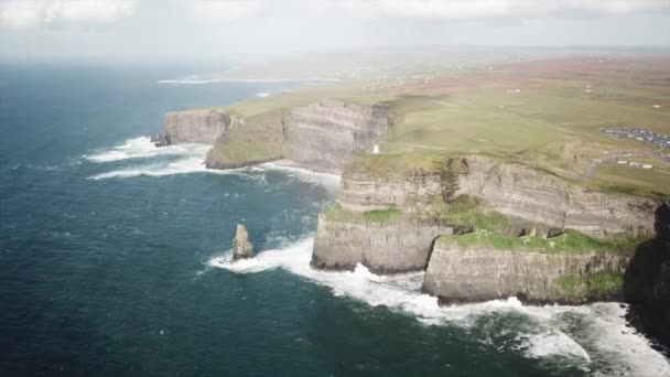 沼泽悬崖的全景 大海的侧面 天空中的云彩和海岸旁边的白沫 爱尔兰 无人驾驶飞机 — 图库视频影像