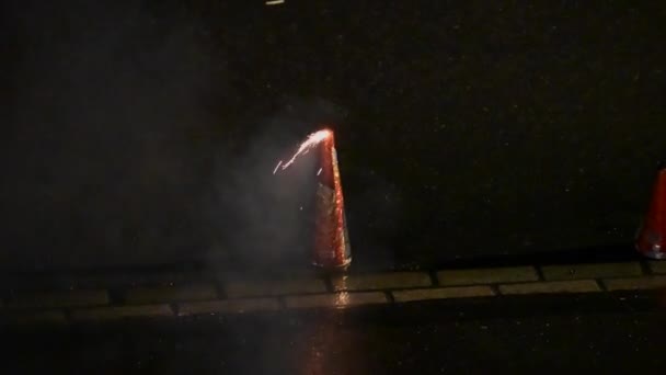 Fuegos Artificiales Encendido Comienza Producir Humo Colores Cálidos Durante Una — Vídeos de Stock