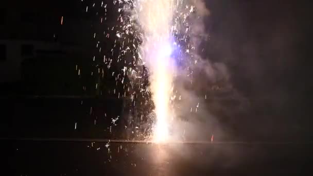 Een Vuurwerk Explodeerde Maakt Kleurrijke Sprankelingen Rook Een Weg Tijdens — Stockvideo