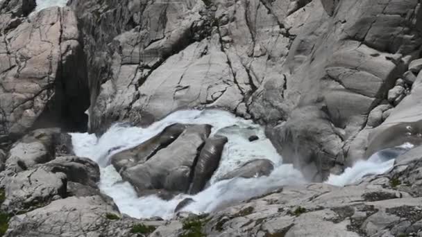 Źródło Rhone Mała Rzeka Szczycie Alp Która Przecina Skałę Opuszcza — Wideo stockowe
