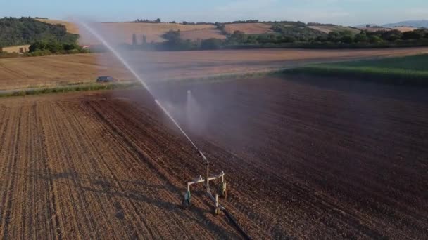 Eine Industrielle Beregnungsanlage Sprengt Wasser Über Das Trockene Feld — Stockvideo