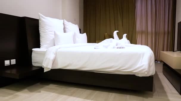 Modern Lüks Otel Odası Küvet Soldan Çekim — Stok video