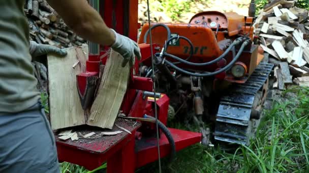 Ein Mann Benutzt Einen Holzspalter Der Der Rückseite Eines Kleinen — Stockvideo