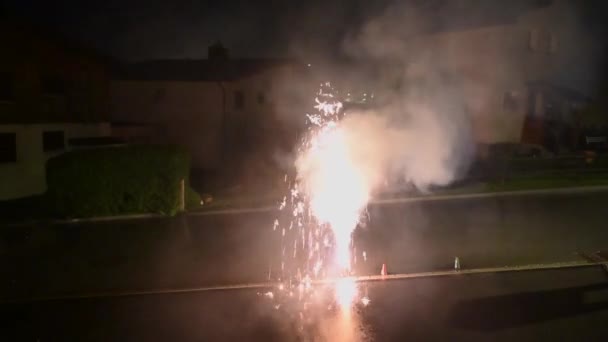 Feu Artifice Dans Nuit Fait Fumée Des Cendres Scintillantes Suisse — Video