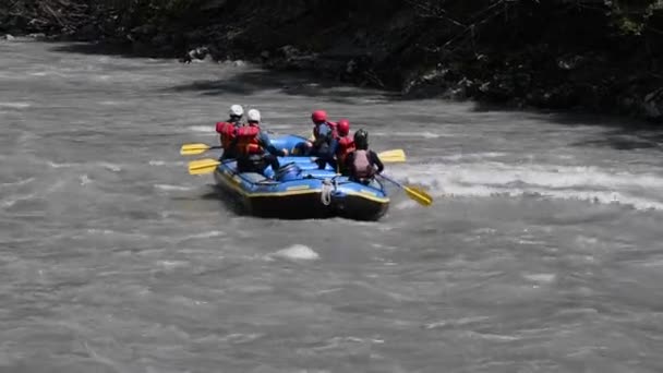 Mensen Raften Een Grote Alpiene Rivier Met Stromend Modderig Water — Stockvideo