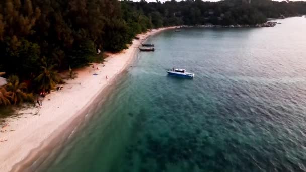 Voando Aéreo Longo Koh Lipe Com Barcos Cauda Longa Amarrados — Vídeo de Stock