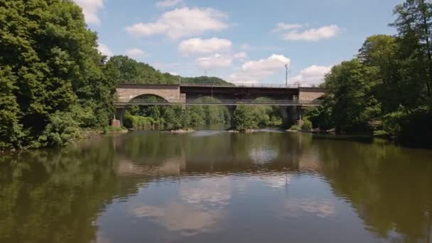 Almanya Nın Schladern Kentindeki Sieg Nehrinin Iki Yakasını Birbirine Bağlayan — Stok video