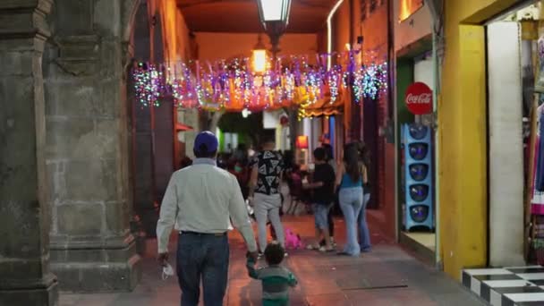 Mensen Wandelen Het Historische Centrum Van Salamanca — Stockvideo