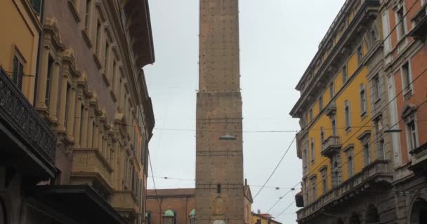 Buiten Van Beroemde Asinelli Toren Het Historische Centrum Van Bologna — Stockvideo