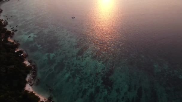 Luchtfoto Tilt Koh Lipe Gouden Oranje Zonsondergang Straat Van Malakka — Stockvideo