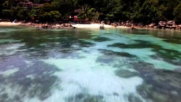 Mit Einem Festgemachten Longtail Boot Über Wasser Richtung Koh Lipe — Stockvideo