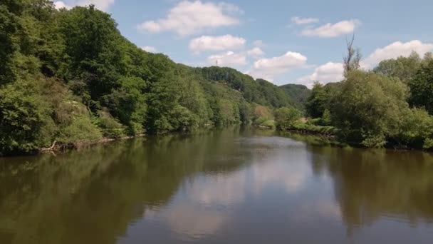 Naturaleza Verde Exuberante Que Rodea Tranquilo Río Marrón Renania Del — Vídeos de Stock