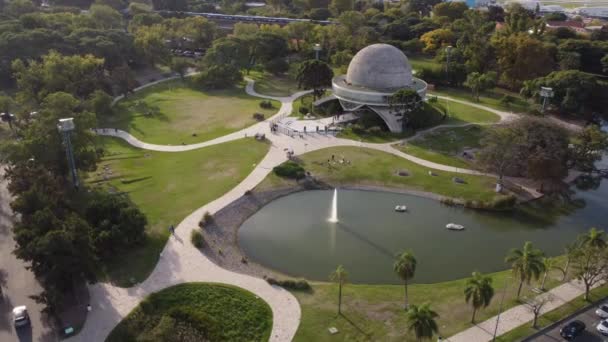 Vista Aérea Del Famoso Planetario Con Turista Junto Lago Fuente — Vídeo de stock