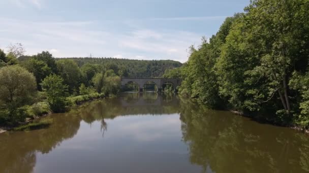 Παλιό Τρένο Τούβλο Trestle Οδηγεί Πάνω Από Τον Ποταμό Sieg — Αρχείο Βίντεο