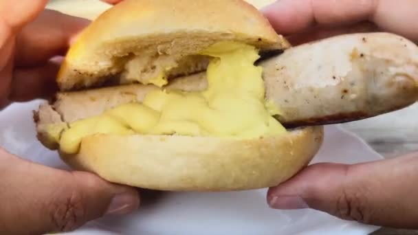 Mangiare Disordinato Mano Salsiccia Cracovia Con Pane Senape Prospettiva Personale — Video Stock