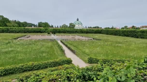 Landschaft Des Gartens Kvetna Zahrada Kromeriz Tschechien Mit Pool Und — Stockvideo