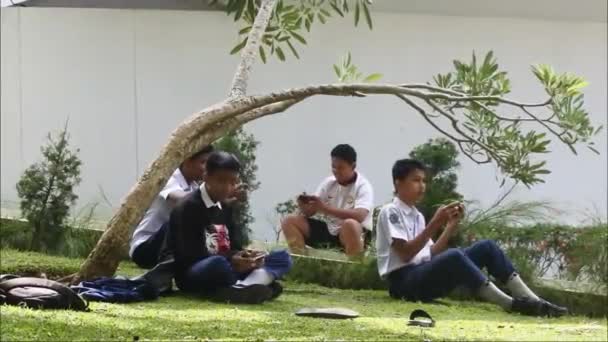 Lise Öğrencileri Mayıs 2022 Muara Bungo Jambi Endonezya Internetten Cihazlarıyla — Stok video