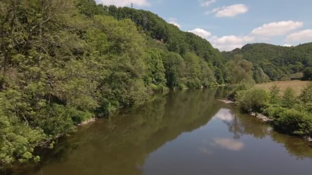 Las Tranquilas Aguas Marrones Del Río Sieg Bajo Cielo Azul — Vídeos de Stock