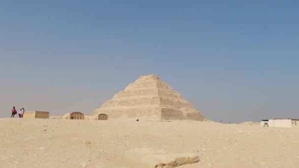 在Saqqara的Djoser金字塔台阶上的埃及旅游景点景观 — 图库视频影像