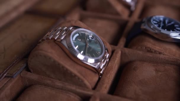 Rolex Ostrygi Wieczystego Dnia Data Złoty Nadgarstek Starym Futerale Garnitur — Wideo stockowe