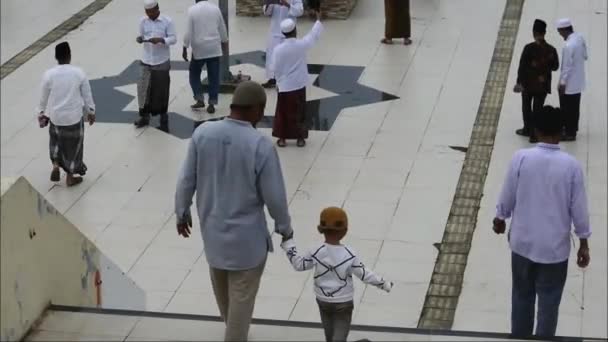 Los Musulmanes Caminan Patio Gran Mezquita Sumatra Occidental Después Regresar — Vídeos de Stock