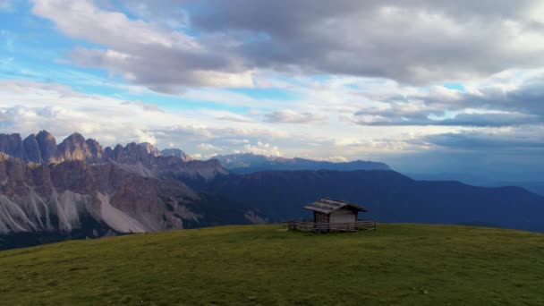 Pequeña Cabaña Madera Prado Herboso Con Vistas Paisaje Escarpado Majestuoso — Vídeos de Stock