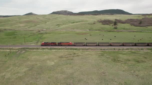 Uhelný Vlak Projíždí Vzdálenou Středozápadní Zemědělskou Půdou Sériové Sledování Zleva — Stock video