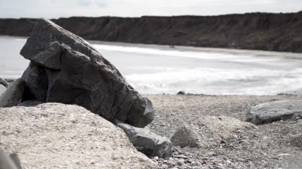 Mittelweite Aufnahme Des Felsigen Strandes Und Seiner Hügel England Der — Stockvideo
