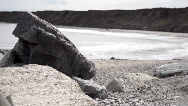 Medium Brede Skott Stenig Strand Och Dess Kullar England Nära — Stockvideo