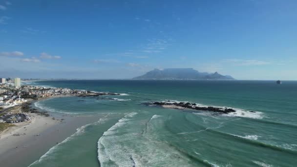 Olas Del Océano Table Mountain Big Bay Beach Ciudad Del — Vídeo de stock